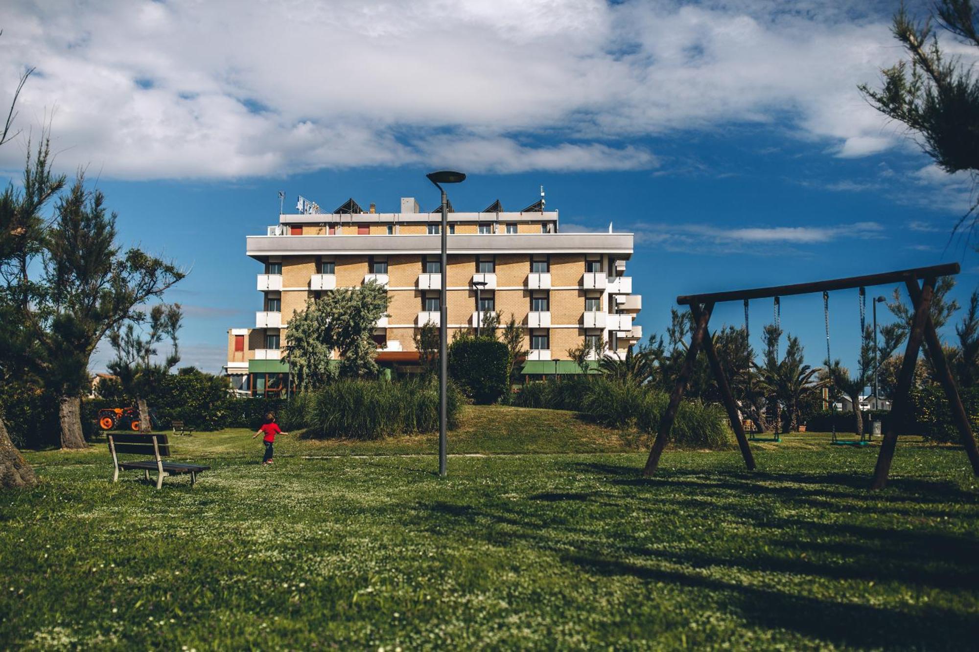 Una Hotels Imperial Beach Hotel Marotta Dış mekan fotoğraf